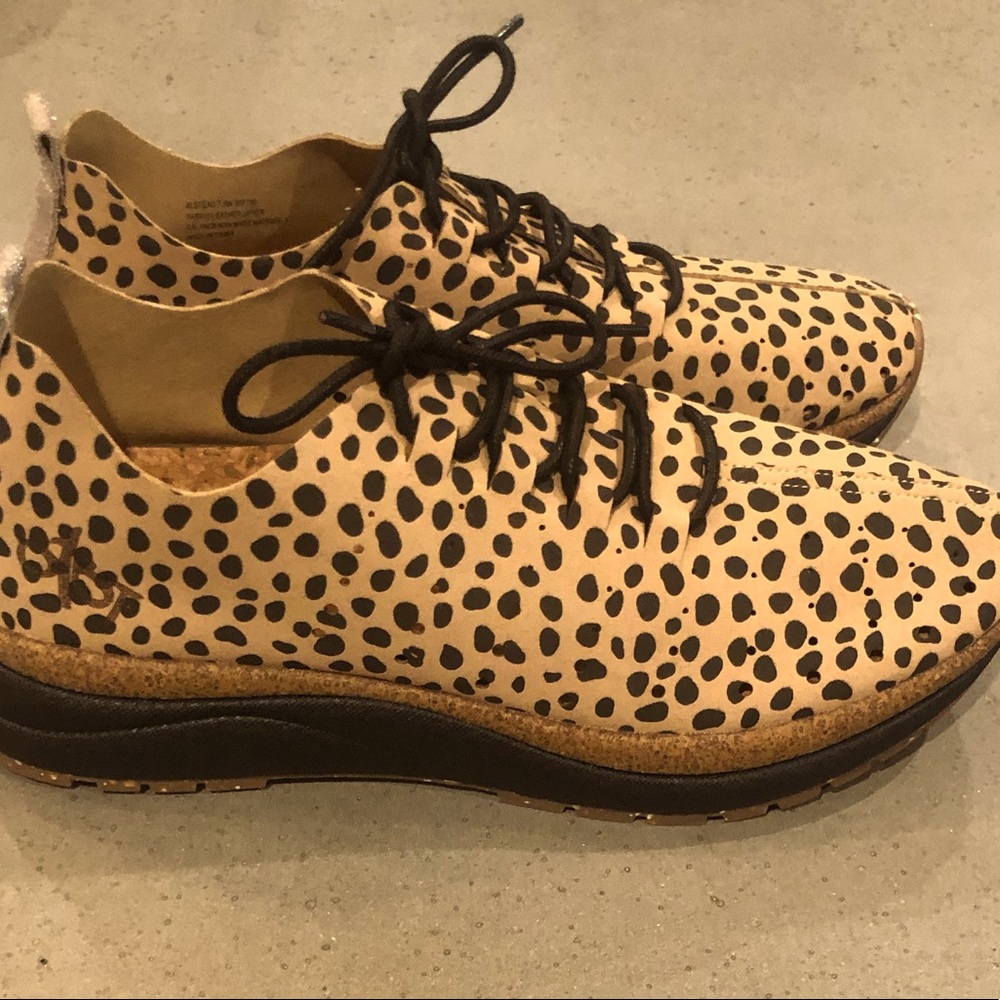 NWOT OTBT Sneakers